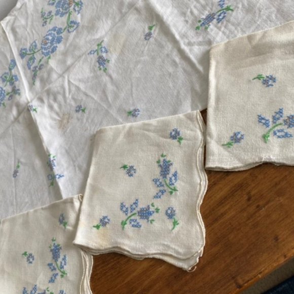 Adoption fundraiser-Vintage table cloth and napkins - Picture 7 of 8